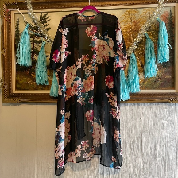 Band of Gypsies Floral Kimono with Crochet Detailing. Size Medium. - Picture 2 of 4